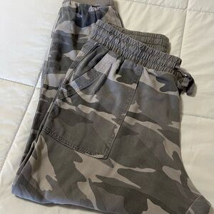 Splendid Gray Camouflage Women’s Joggers Size M